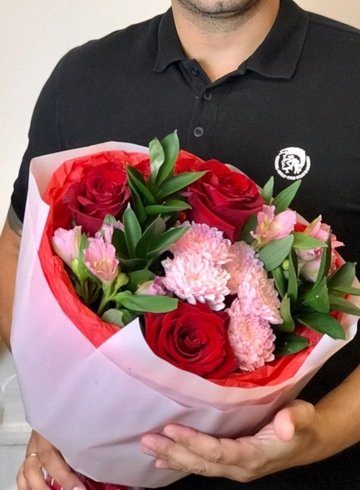 Букет с розами «Алое сердце» от интернет-магазина цветов в 