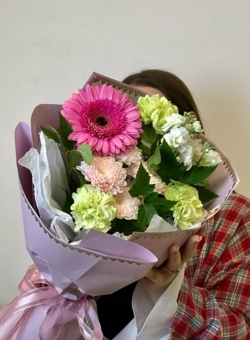 Букет с герберой и диантусами «Тайна тропиков» от интернет-магазина цветов в 