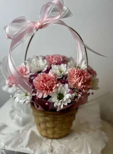 Композиция из диантусов и хризантем «Зефир» от интернет-магазина цветов в 