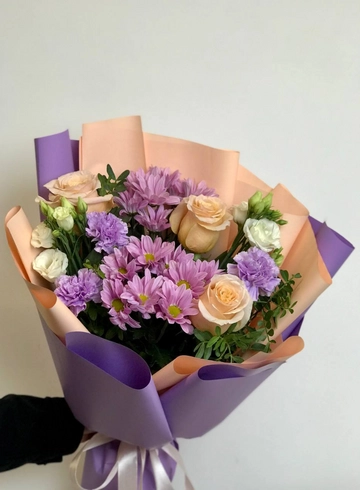 Букет с розами «Черника-персик» от интернет-магазина цветов в 