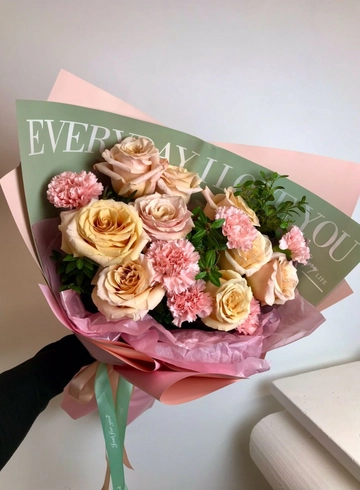 Букет из роз и диантусов «Кендис» от интернет-магазина цветов в 