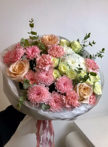 Букет с кустовой хризантемой и розами «Бисквит» от интернет-магазина цветов в 