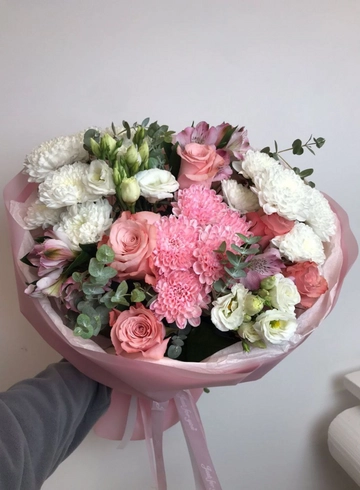 Букет с розами и эустомой «Тайна ночи» от интернет-магазина цветов в 