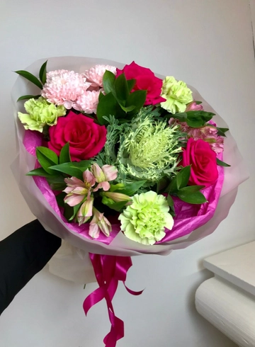 Букет с розами и альстромериями «капуста» от интернет-магазина цветов в 