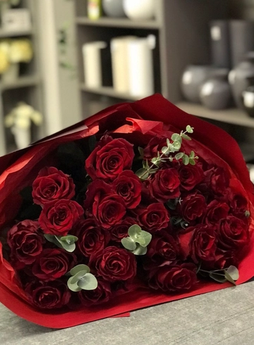 Монобукет 25 роз 60см  с эвкалиптом от интернет-магазина цветов в 