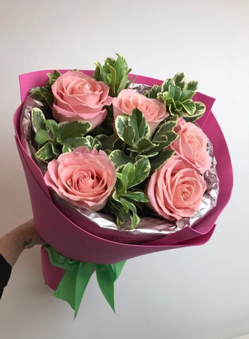 Монобукет 5 роз с зеленью от интернет-магазина цветов в 