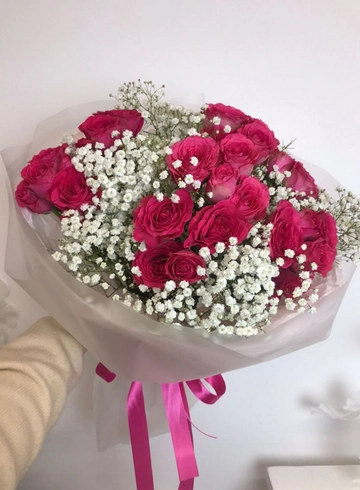 Монобукет кустовых роз с гипсофилой от интернет-магазина цветов в 