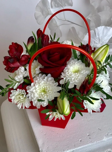 Композиция с розой и альстромерией &laquo;Всплеск эмоций&raquo; от интернет-магазина цветов в 